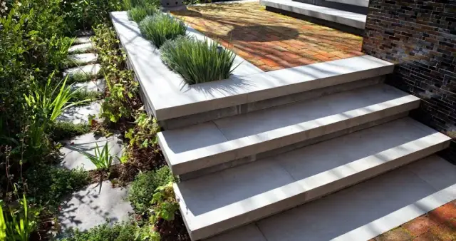 Jaki materiał na schody zewnętrzne? Odkryj najtrwalsze opcje i ich wady