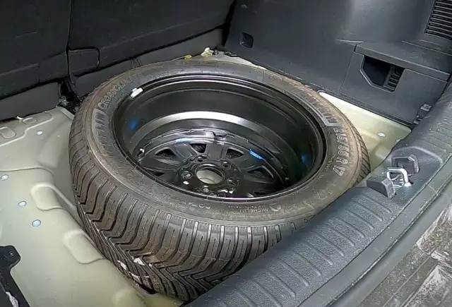 Mniejsze koło zapasowe (dojazdówka): jak jeździć bezpiecznie i bez mandatu?