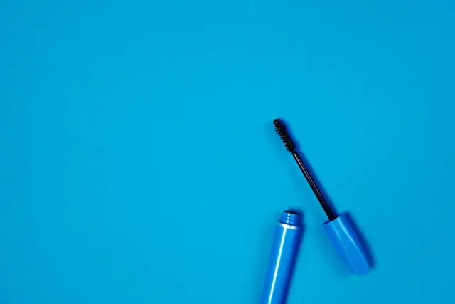 Niebieski tusz do rzęs dla kogo? Sprawdź, kto może go nosić