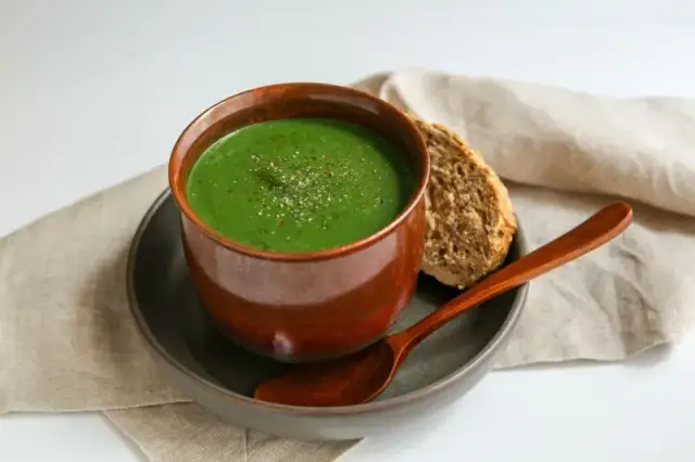 Soupe d'ortie : Le guide complet pour une recette saine et sans piqûres