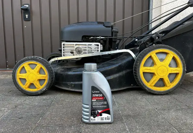 Jak spuścić olej z kosiarki? Poradnik krok po kroku i 3 metody
