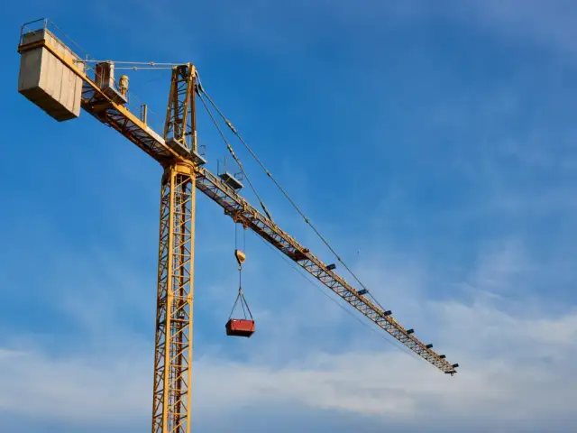 Ile zarabia operator dźwigu budowlanego? Sprawdź pensje i czynniki wpływające na wynagrodzenie
