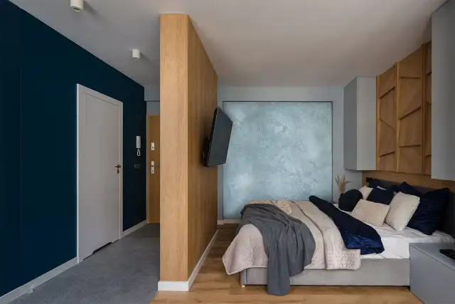 Kawalerka z sypialnią? Parawan vs regał ażurowy co wybrać?