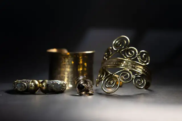 Mosiądz czernieje? Jak dbać i przywrócić blask biżuterii