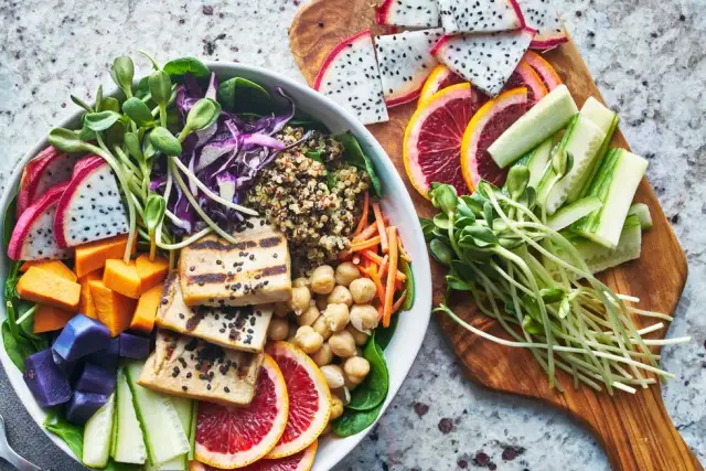 Co jeść na diecie wegańskiej? Praktyczne pomysły na posiłki