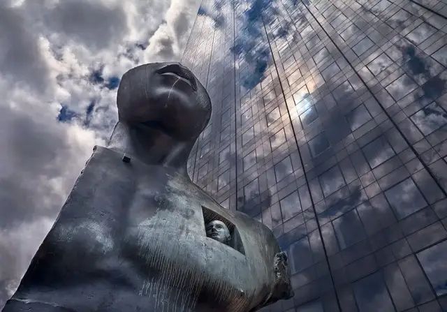 Igor Mitoraj w La Défense: Odkryj niezwykłe rzeźby i ich historię