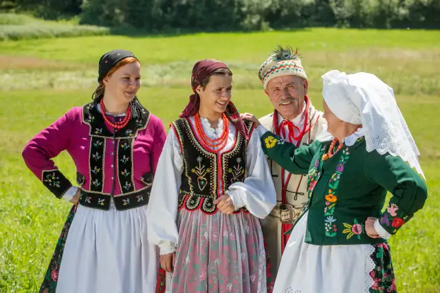 Strój kociewski damski czy męski – odkryj kluczowe różnice i tradycje