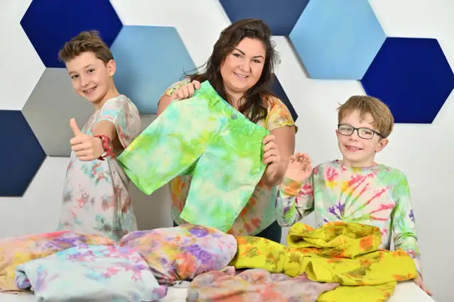 Jak przerobić bluzkę – kreatywne pomysły na metamorfozę odzieży