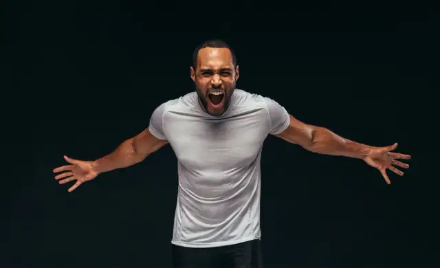 Ile czasu przed treningiem brać przedtreningówkę? Ekspert radzi!