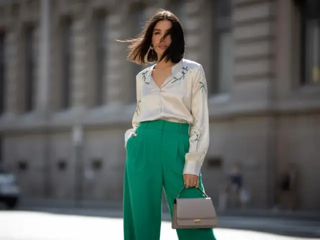 Jaki kolor bluzki pasuje do zielonych spodni, aby wyglądać stylowo?