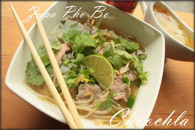 Jak idealnie opalić cebulę i imbir do pho? Metoda mistrzów