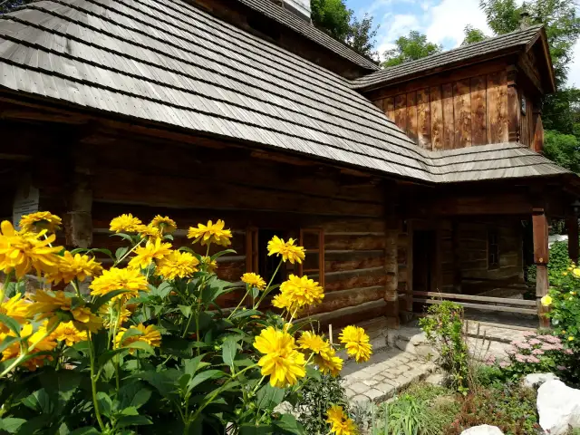 Dworek Zacisze w Miechowie - historia, architektura i wydarzenia