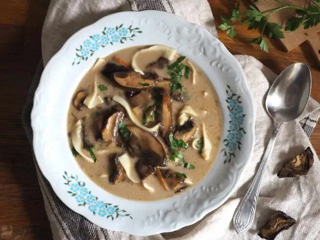 Zupa grzybowa: przepis, sekrety i jak uniknąć wpadek?