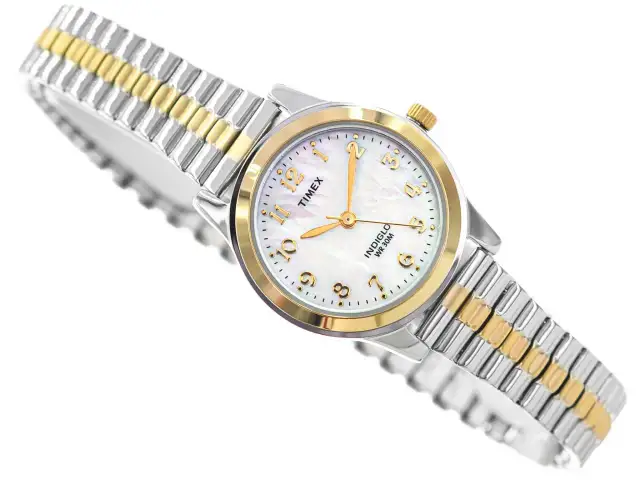 Elegancki zegarek damski Timex z dwukolorową bransoletą i perłową tarczą.