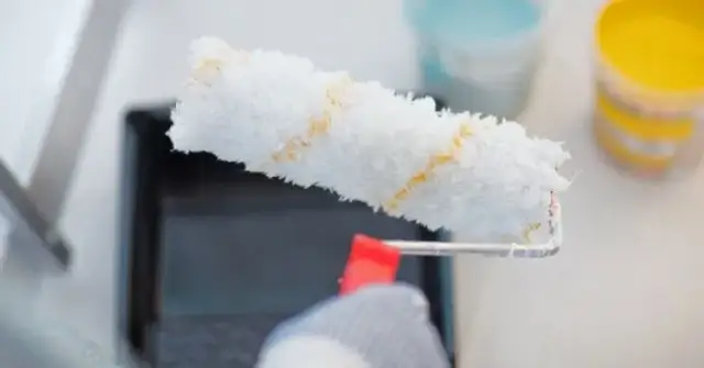 Jak malować kasetony styropianowe? Najlepsze farby i techniki malowania