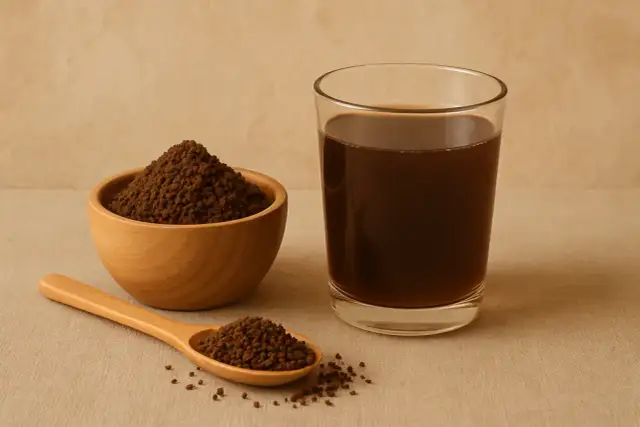 Czy herbata granulowana jest zdrowa? Na zdjęciu szklanka napoju i drewniana miseczka z granulkami.