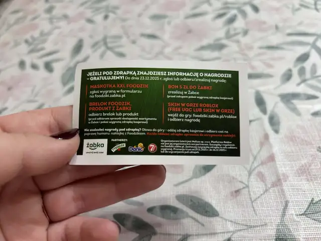 Fragment ulotki z informacją o nagrodach z Żabki: maskotka, brelok, bon i skin do Roblox.