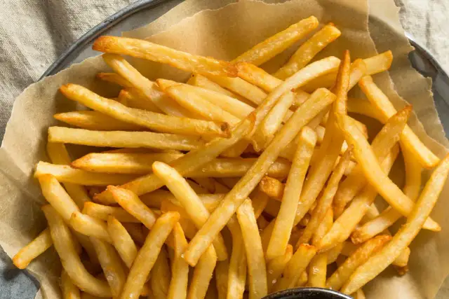 Ile kcal mają frytki z piekarnika? Zaskakujące różnice w kaloriach