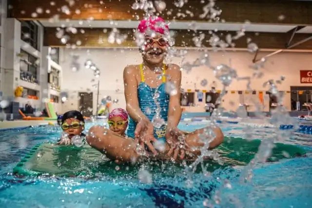 Kiedy zacząć naukę pływania? Ekspert radzi, jak oswajać dziecko z wodą