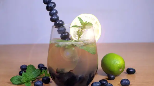 Najlepsze drinki z borówkami, które orzeźwią każdego miłośnika owoców