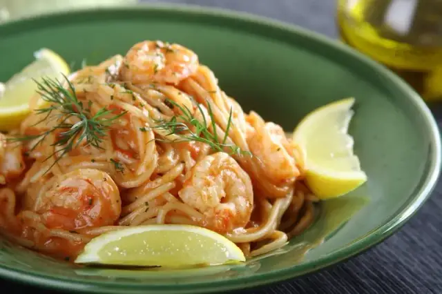 Spaghetti gamberi: prosty przepis na pyszne danie z krewetkami