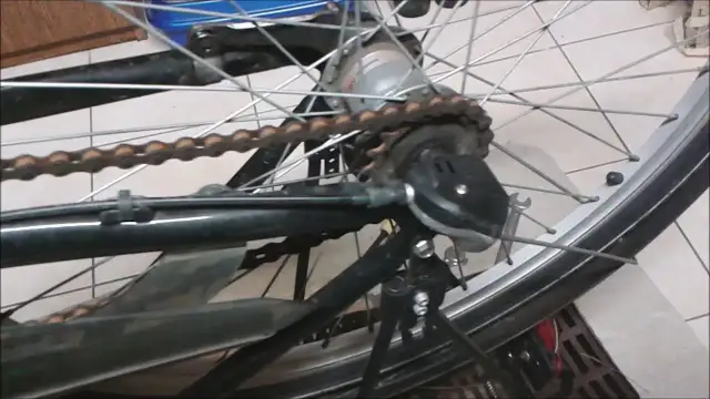 Jak naciągnąć łańcuch w rowerze z przerzutkami w piaście bez błędów
