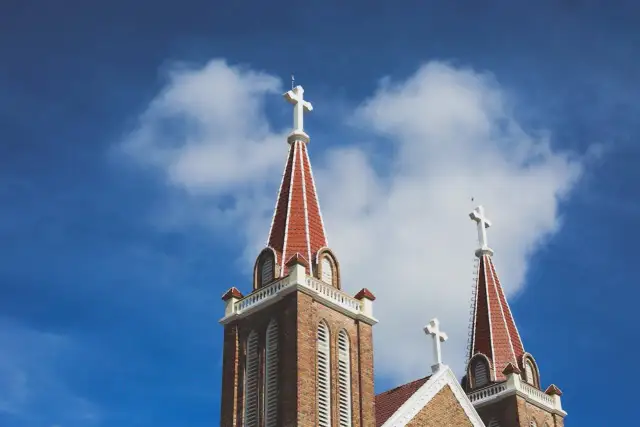 Kremacja a Kościół Katolicki: Czy to grzech? Wyjaśniamy