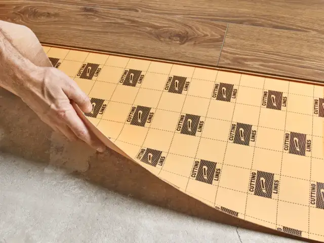 Czy gruntować wylewkę pod panele? Odkryj kluczowe korzyści i ryzyka