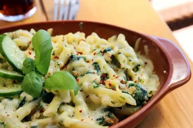 Zapiekanka ze szpinakiem: Jak zrobić perfekcyjną? Przepis i triki