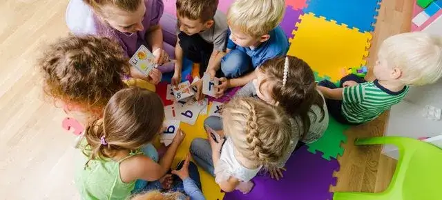 Jak ubrać dziecko na pasowanie przedszkolaka, aby czuło się komfortowo?