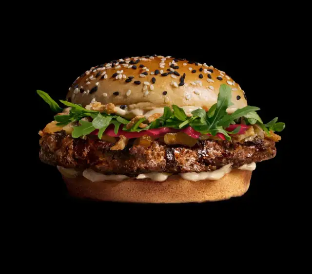 Ile kosztuje burger? Sprawdź ceny fast food, rzemieślniczych i Wagyu