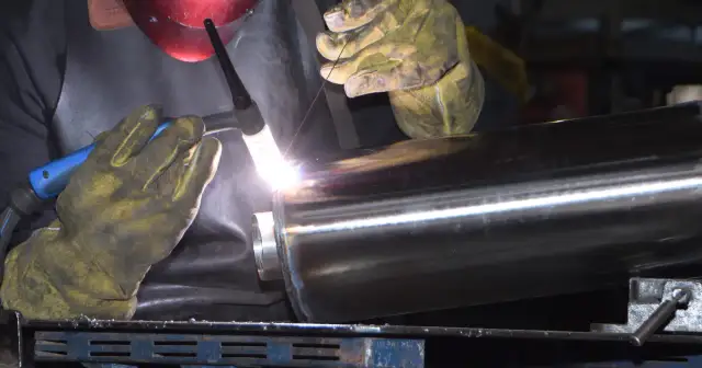 Spawanie tłumika samochodowego.