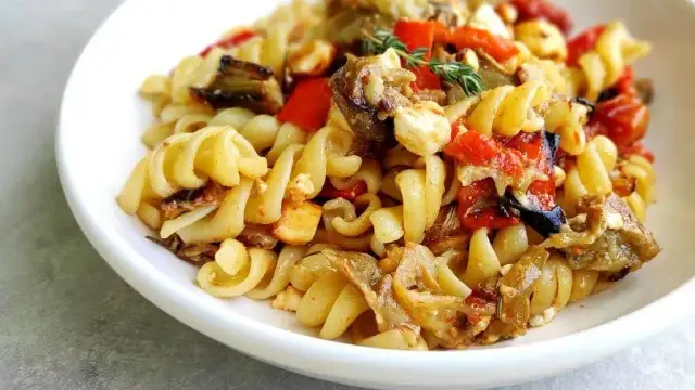 El secreto de la pasta viral con tomates y queso: ¡Lista en 30 min!