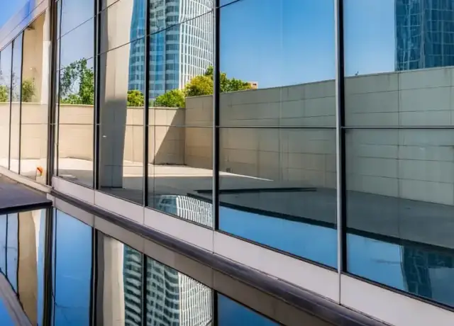 Folia lustro weneckie: Czy na pewno chroni nocą? Poradnik