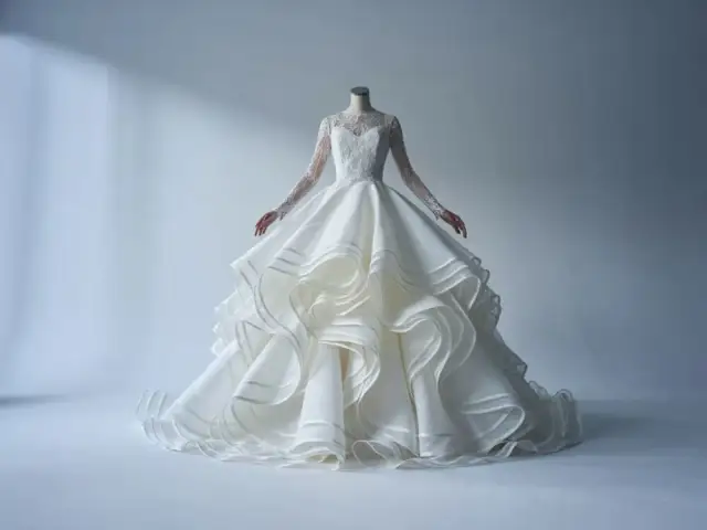 Jak ukryć szerokie ramiona w sukni ślubnej i wyglądać zjawiskowo