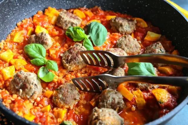 Pulpety w sosie pomidorowym: Z czym podać? Klasyka, zdrowie, nowości