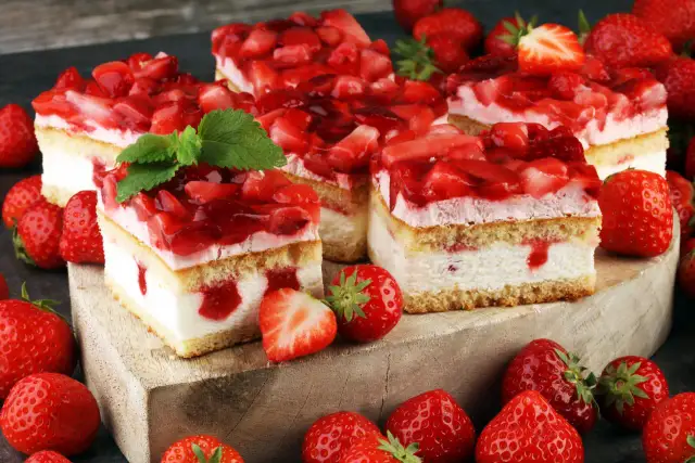 Najlepsze przepisy na domowe ciasta: 10 klasycznych deserów z przepysznym smakiem