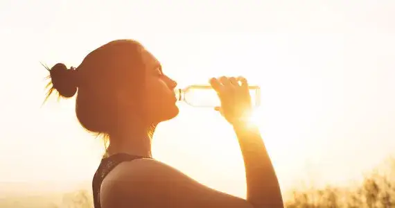 Czy piwo nawadnia organizm? Poznaj lepsze opcje nawadniania