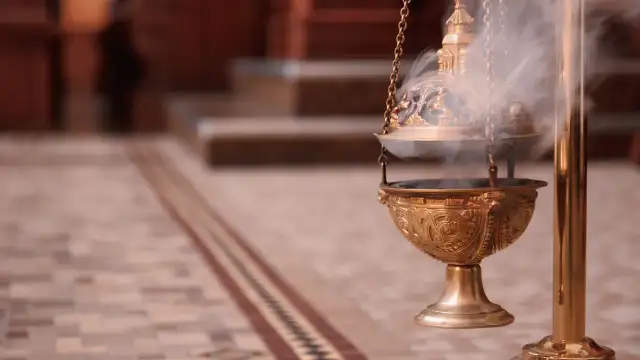 Z czego jest kadzidło w kościele? Odkryj tajemnice składników