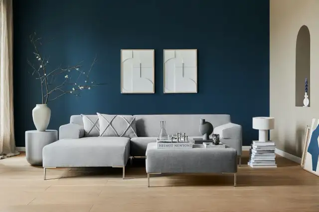 Granatowa ściana w salonie: Jak łączyć kolory i nie popełnić błędu?