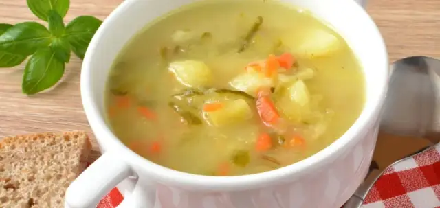 Jak zrobić zupę ogórkową z kiszonych ogórków - prosty przepis krok po kroku