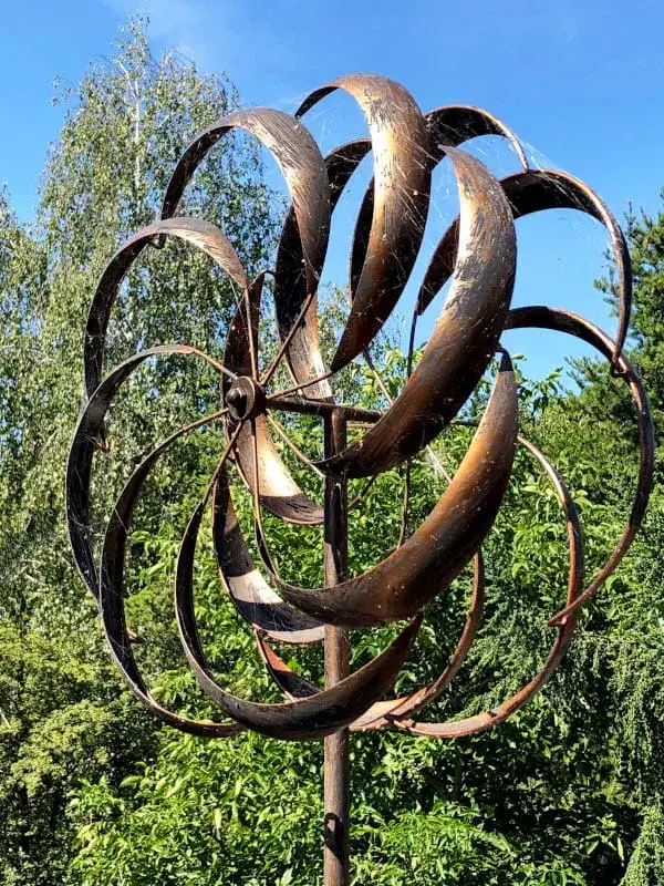 Rzeźby wiatrowe – jak tworzyć, gdzie oglądać i dbać o nie w ogrodzie