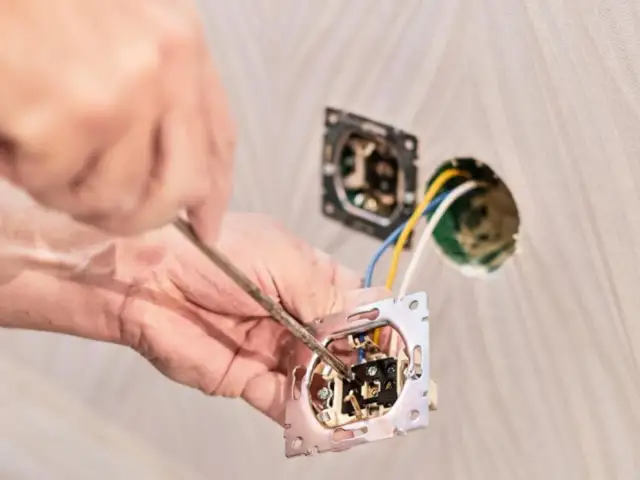 Ile kosztuje odbiór domu przez elektryka? Sprawdź ceny i usługi