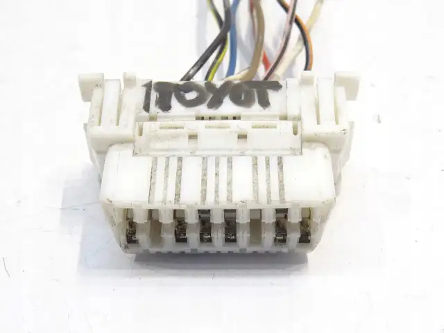 Złącze diagnostyczne Toyota Yaris - prosta instrukcja lokalizacji dla każdego