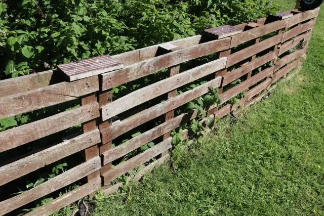 Jak zrobić ogrodzenie z palet - proste kroki do pięknego płotu