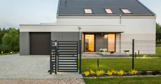 Jak ogrodzić działkę: tanie i skuteczne metody ogrodzenia