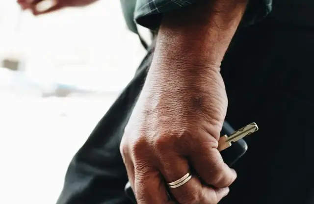 Jak otworzyć bagażnik bez kluczyka - skuteczne metody na awarię