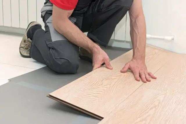 Ile kosztuje montaż paneli podłogowych? Sprawdź aktualne ceny i porady