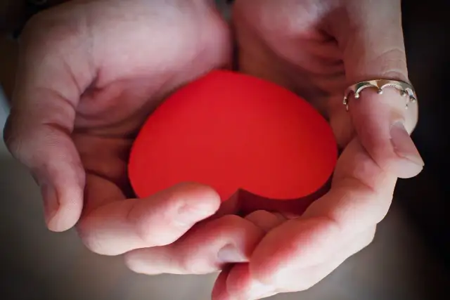 Co oznacza obrączka na kciuku? Odkryj jej tajemnice i znaczenie