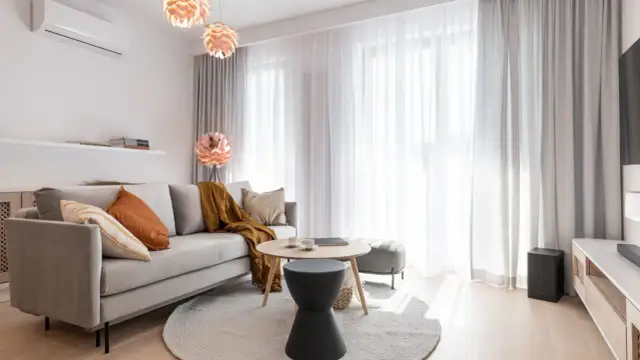 Co powiesić na okno balkonowe? Odkryj najlepsze pomysły na dekoracje